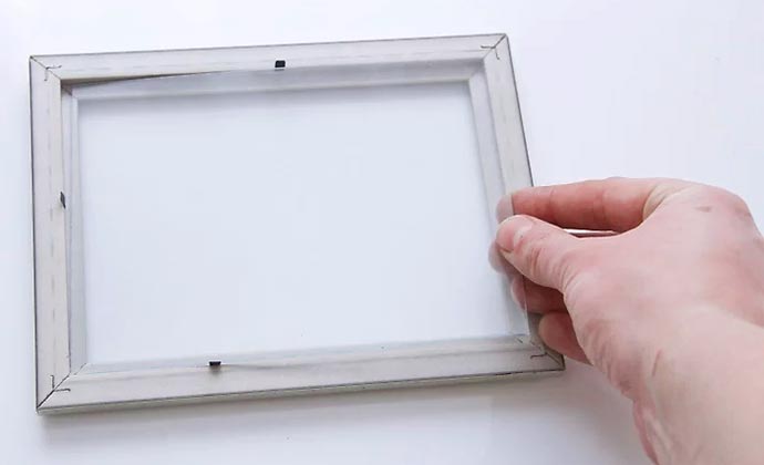 picture-freamer-reglazing-a-small-picture-frame